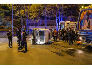 Başkentte minibüsün çarptığı polis aracı devrildi
