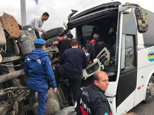 Manisa'da otobüs ile kamyon çarpıştı: 17 yaralı