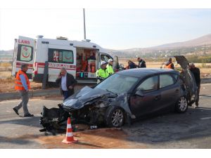 Elazığ'da ambulans ile otomobil çarpıştı: 7 yaralı