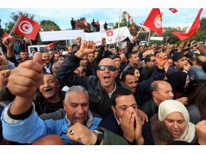 Tunuslu işçiler "kamuda maaş dondurma planını" protesto etti