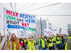 Hollanda'da binlerce öğretmen greve gitti