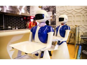 Bu restoranda masalar tablet, garsonlar robot