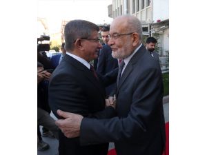 Davutoğlu'ndan Karamollaoğlu'na tebrik ziyareti