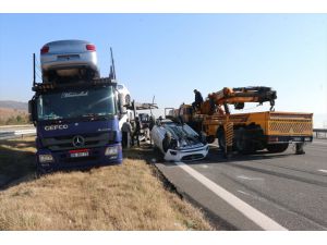 Kaza yapan tırdaki sıfır otomobiller hasar gördü