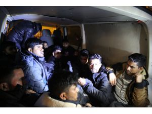 "Dur' ihtarına uymayan araçta 17 düzensiz göçmen yakalandı
