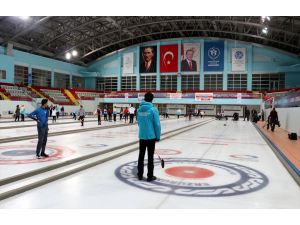Erzurum Valisi Okay Memiş, tekerlekli sandalyede curling oynadı