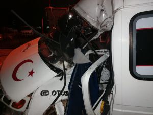 Samsun'da minibüs aydınlatma direğine çarptı: 3 ağır yaralı