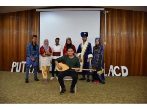 Malezyalı öğrenciler Aşık Veysel'in "Kara Toprak" şiirini okudu