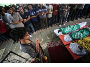 İsrail saldırısında ölen baba ve 2 oğlun cenazesi toprağa verildi