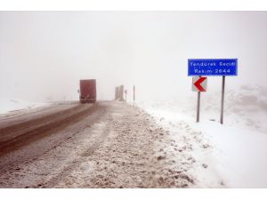 Tendürek Geçidi'nde kar yağışı ve sis