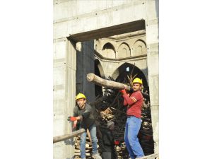 Cami inşaatında çöken iskelenin altında kalan mühendis 20 saattir aranıyor