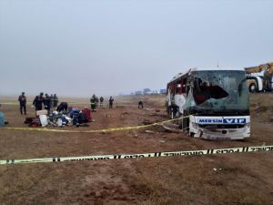 GÜNCELLEME - Aksaray'da yolcu otobüsü devrildi: 1 ölü, 45 yaralı