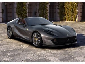 Ferrari üstü açılabilen yeni aracını tanıttı