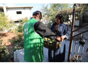 İHH Suriye'de 150 ton meyve dağıttı