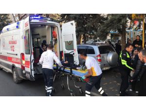 Ankara'da topun peşinden caddeye çıkan çocuğa otomobil çarptı