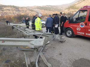 Karabük'te otomobil bariyere çarptı: 3 ölü, 2 yaralı