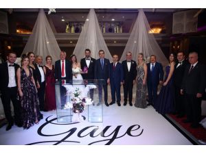 AK Parti Sözcüsü Ömer Çelik Adana'da nikah şahidi oldu