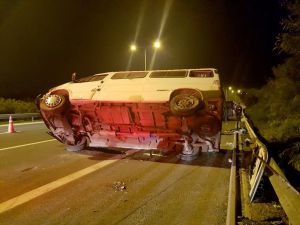 İzmir'de lastiği patlayan minibüs devrildi: 4 yaralı