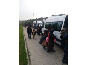 İzmir'de "dur" ihtarına uymayan minibüste 44 düzensiz göçmen yakalandı
