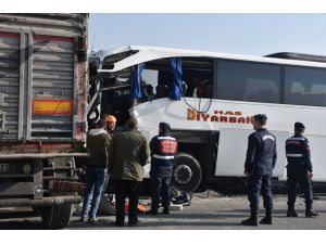 GÜNCELLEME - Afyonkarahisar'da yolcu otobüsü, tıra çarptı: 2 ölü, 22 yaralı