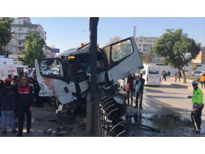 Adana'da kaza yapan vinçte sıkışan baba oğul kurtarıldı