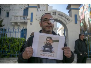 İsrail saldırısında gözünü kaybeden Filistinli gazeteciye Tunuslu meslektaşlarından destek