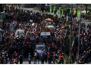 Bolivya'da cenazeleriyle yürümek isteyen protestoculara polis müdahalesi