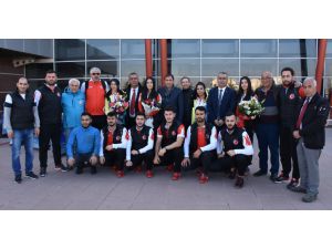 Curling Milli Takımı kafilesine Erzurum'da davullu zurnalı karşılama