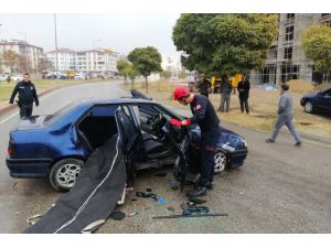 Elazığ'da otomobil direğe çarptı