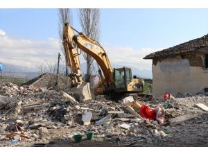 Arnavutluk’taki depremde enkaz altında kalanları kurtarma çalışmaları sürüyor