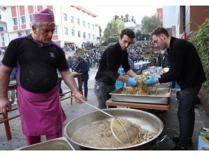 Üniversite öğrencileri festivalde 1 ton hamsi tüketti