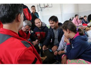 Büyükelçi Yörük ve Türk Kızılay Genel Müdürü Altan deprem bölgesinde