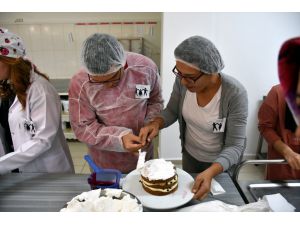 Engelli gençler pasta yapmak için tezgah başına geçti