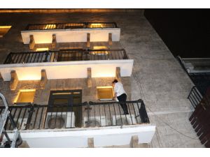 Otel odasındaki sesten korkan kadın bankanın balkonunda mahsur kaldı