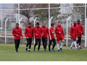 Sivassporlu futbolcu Fatih Aksoy: "Ligi lider götürmek istiyoruz"