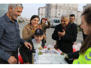 Polisliğe ilgi duyan engelli çocuğa polislerden doğum günü sürprizi