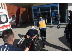 Sivas'ta üzerine hentbol kale direği devrilen öğrenci yaralandı