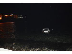 Denize düşen otomobilin sürücüsü hafif yaralandı