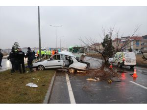 Kütahya'da otomobil refüjdeki ağaca ve direğe çarptı: 2 ölü, 3 yaralı
