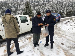 Antalya'da araçları kara saplanan 3 kişiyi jandarma kurtardı