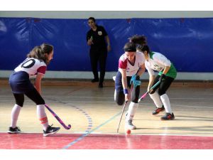 16 Yaş Altı Kızlar ve Erkekler Türkiye Salon Hokeyi Şampiyonası Malatya'da sürüyor