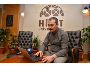Hitit Üniversitesi Rektörü Öztürk, AA'nın "Yılın Fotoğrafları" oylamasına katıldı