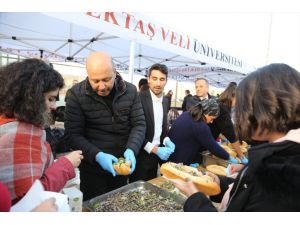 Nevşehir Belediye Başkanı Arı, kazandığı tazminatla hamsi şöleninde konser düzenledi