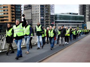 Hollanda'da sarı yelekliler hükümeti protesto etti