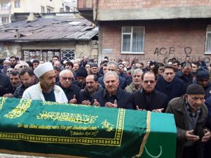 Bayburt'ta bıçaklanarak öldürülen kadının cenazesi defnedildi
