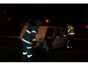 Isparta'da otomobil trafik ışıklarında bekleyen araçlara çarptı: 1 yaralı