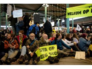 Hollanda'da iklim protestocuları havaalanını işgal etti