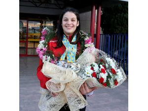 Avrupa şampiyonu milli halterci Esma Alper, Samsun'da çiçeklerle karşılandı