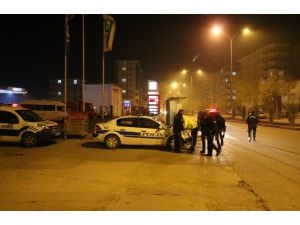 Konya'da "dur" ihtarına uymayan otomobilin çarptığı polis memuru yaralandı