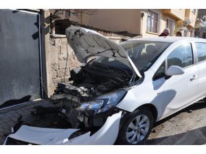 Freni patlayan kepçe park halindeki 3 otomobile çarptı: 2 yaralı